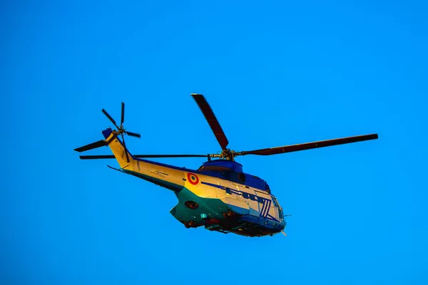 Helicóptero Militar Voo Contra Céu Azul Claro — Fotografia de Stock