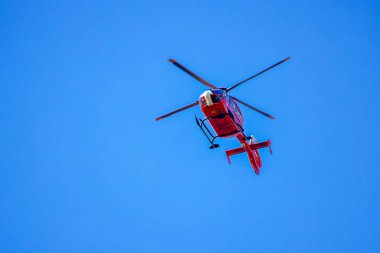 Romanya 'da bir yerlerde bir kurtarma helikopteri misyona uçuyor.