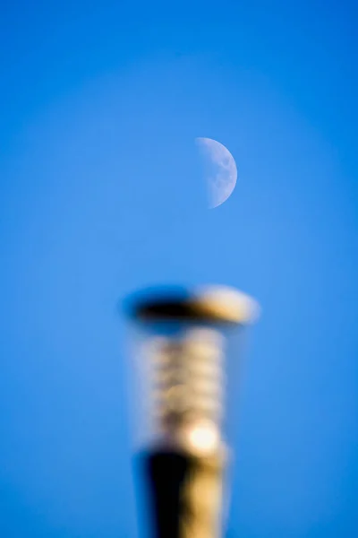月を中心とした風景と前のぼやけた街路灯 — ストック写真