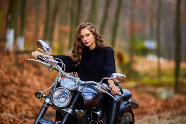Красивая Женщина Длинными Волосами Мотоцикле Вертолета Осеннем Пейзаже — стоковое фото