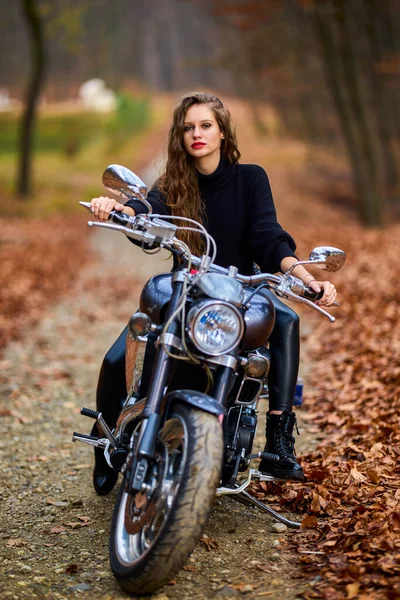 Krásná Žena Dlouhými Vlasy Motocyklu Vrtulníku Podzimní Krajině — Stock fotografie
