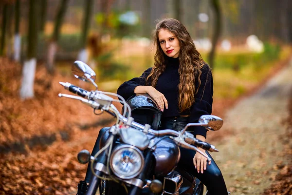 Een Mooie Vrouw Met Lang Haar Een Helikopter Motorfiets Herfst — Stockfoto