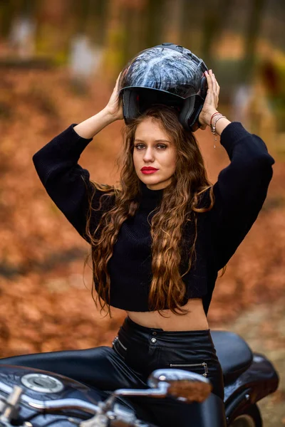 Een Mooie Vrouw Met Lang Haar Een Helikopter Motorfiets Herfst — Stockfoto