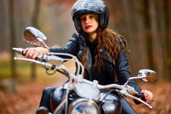 Eine Schöne Frau Mit Langen Haaren Auf Einem Chopper Motorrad — Stockfoto