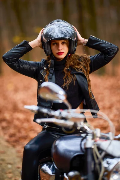 Eine Schöne Frau Mit Langen Haaren Auf Einem Chopper Motorrad — Stockfoto