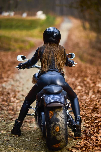 Una Bella Donna Con Capelli Lunghi Una Moto Elicottero Nel — Foto Stock