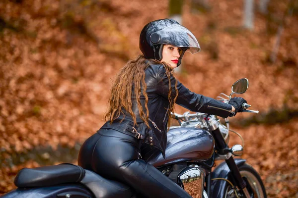 秋の風景の中にチョッパーバイクに長い髪の美しい女性 — ストック写真