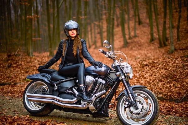 Una Bella Donna Con Capelli Lunghi Una Moto Elicottero Nel — Foto Stock