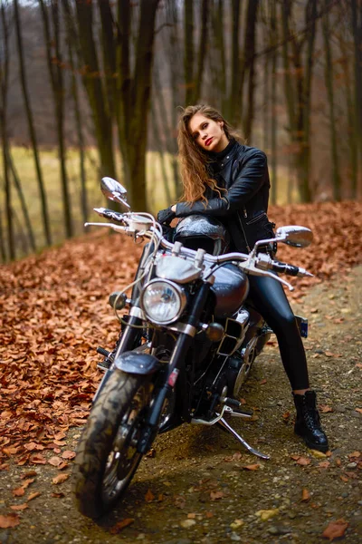 秋の風景の中にチョッパーバイクに長い髪の美しい女性 — ストック写真