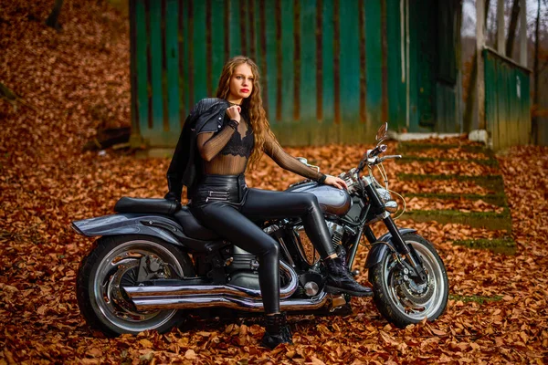 Красивая Женщина Длинными Волосами Мотоцикле Вертолета Осеннем Пейзаже — стоковое фото