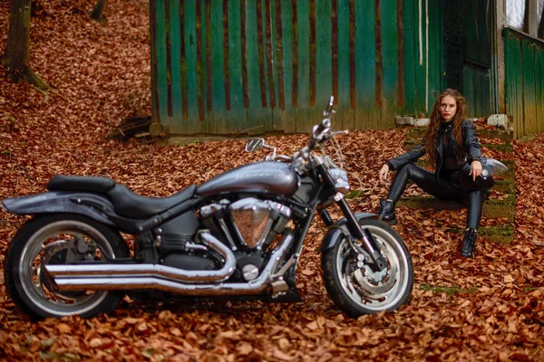 Eine Schöne Frau Mit Langen Haaren Auf Einem Chopper Motorrad — Stockfoto