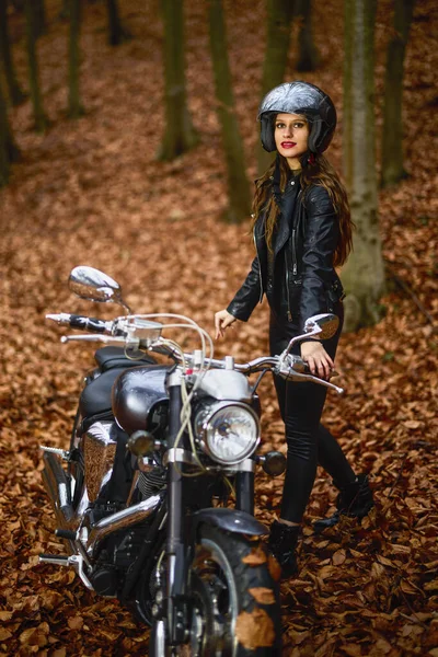 Une Belle Femme Aux Cheveux Longs Sur Une Moto Hélico — Photo