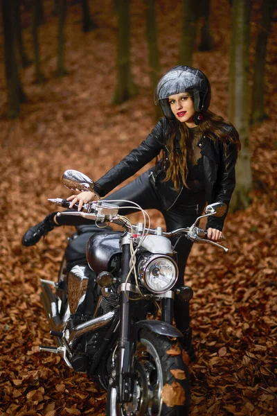秋天的风景里 一个长着长发骑在直升机上的漂亮女人 — 图库照片
