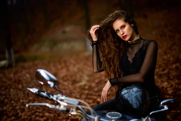 Красива Жінка Довгим Волоссям Подрібненому Мотоциклі Осінньому Пейзажі — стокове фото