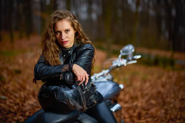 Piękna Kobieta Długimi Włosami Motocyklu Jesiennym Krajobrazie — Zdjęcie stockowe
