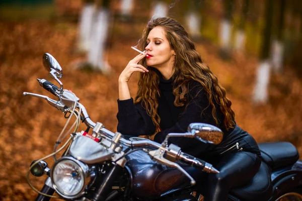 Μια Όμορφη Γυναίκα Μακριά Μαλλιά Καπνίζει Μια Μοτοσικλέτα Ελικόπτερο Φθινόπωρο — Φωτογραφία Αρχείου