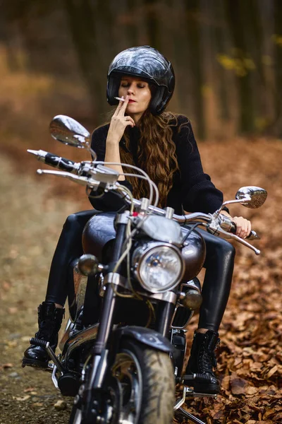 Una Hermosa Mujer Pelo Largo Fumando Una Motocicleta Helicóptero Paisaje — Foto de Stock