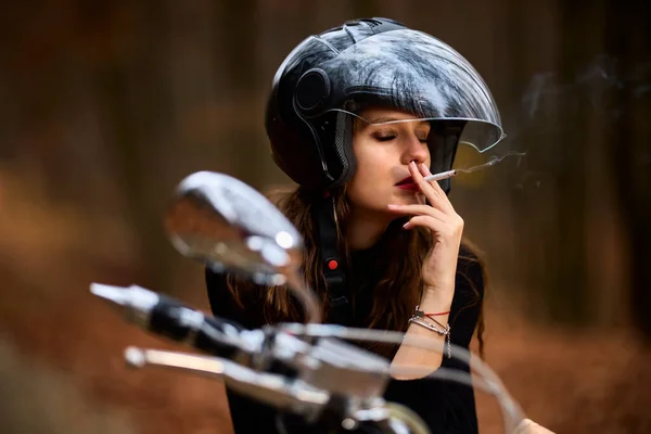 Μια Όμορφη Γυναίκα Μακριά Μαλλιά Καπνίζει Μια Μοτοσικλέτα Ελικόπτερο Φθινόπωρο — Φωτογραφία Αρχείου