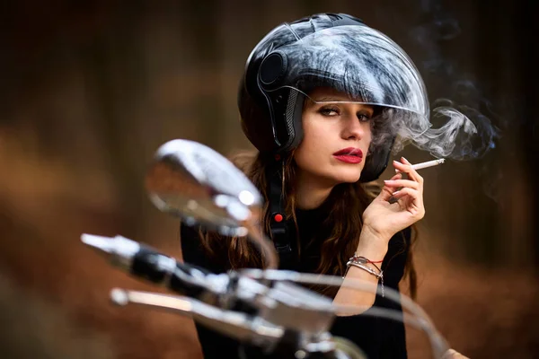 森の道の秋の風景の中にチョッパーバイクで喫煙美しい長髪の女性 — ストック写真