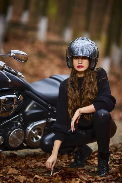 Una Hermosa Mujer Pelo Largo Fumando Una Motocicleta Helicóptero Paisaje — Foto de Stock