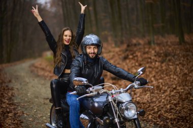 Sonbaharda ormanda helikopterli bir çift motosikletli..