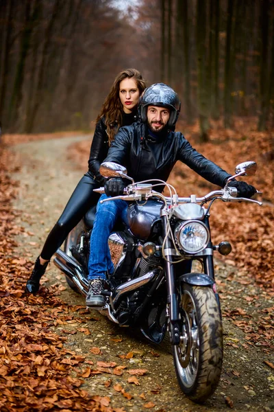 Casal Motociclistas Com Helicóptero Floresta Outono — Fotografia de Stock