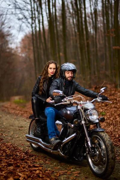 Casal Motociclistas Com Helicóptero Floresta Outono — Fotografia de Stock