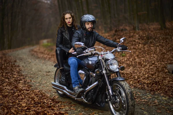 Casal Motociclistas Com Helicóptero Floresta Outono — Fotografia de Stock