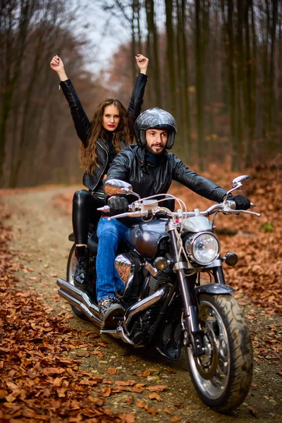 Casal Motociclistas Com Helicóptero Floresta Outono — Fotografia de Stock