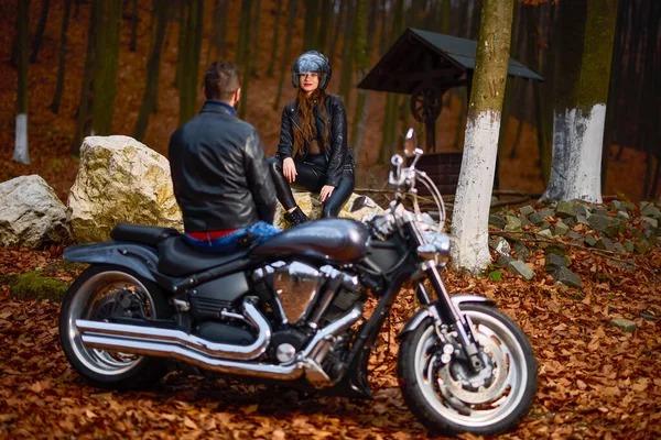 Motorradpaar Mit Chopper Wald Herbst — Stockfoto