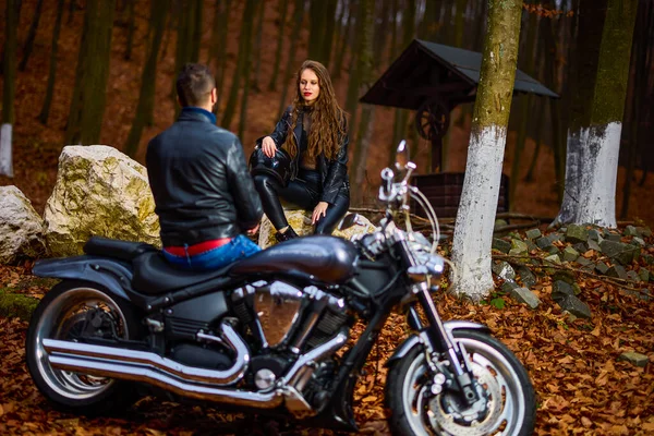 Casal Motociclistas Com Helicóptero Floresta Outono — Fotografia de Stock