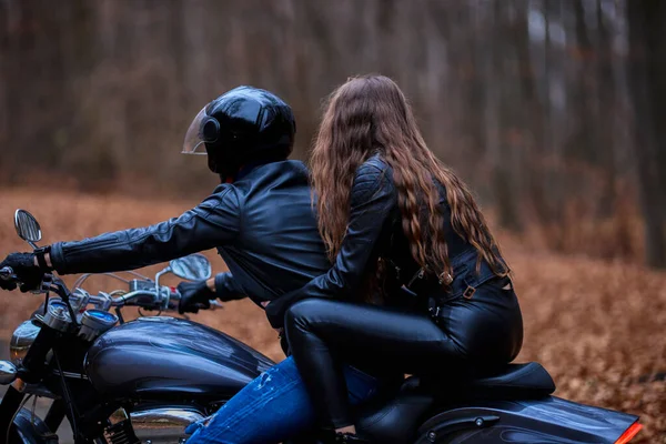 秋に森の中にチョッパー付きのオートバイのカップル — ストック写真