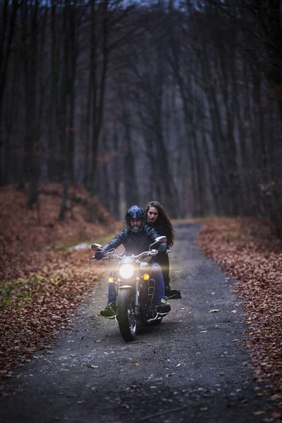 Couple Motorcyclists Chopper Woods Fall — Stock Photo, Image