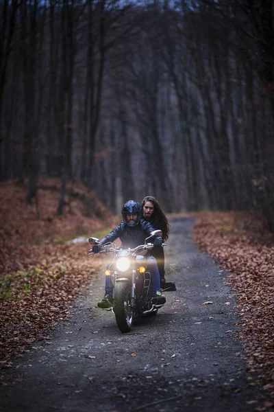 Een Paar Motorrijders Met Een Helikopter Het Bos Herfst — Stockfoto