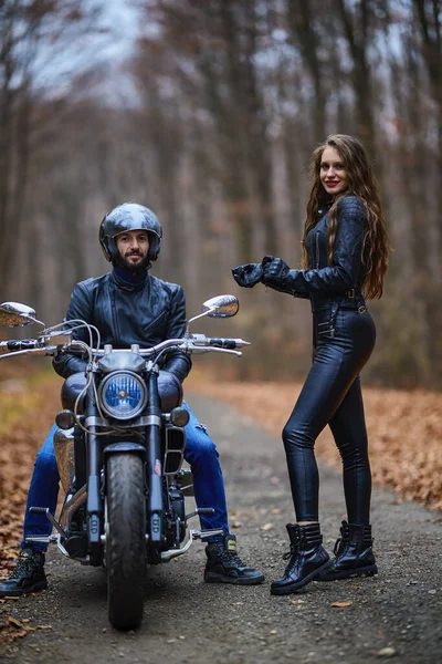 Coppia Motociclisti Con Elicottero Nel Bosco Autunno — Foto Stock