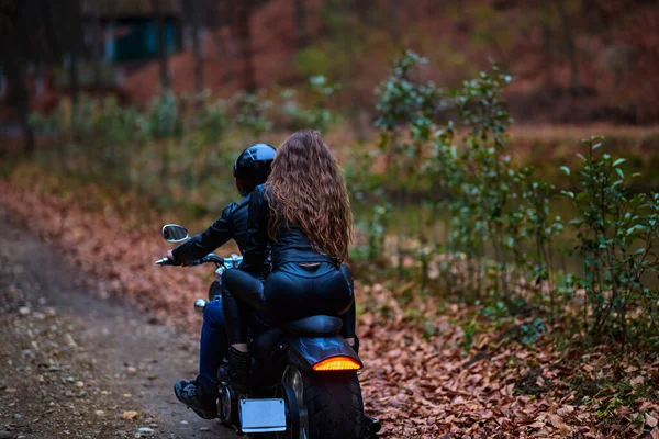 秋に森の中にチョッパー付きのオートバイのカップル — ストック写真