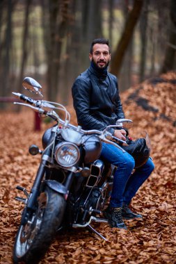 Sonbaharda ormanda yakışıklı bir motorcu..