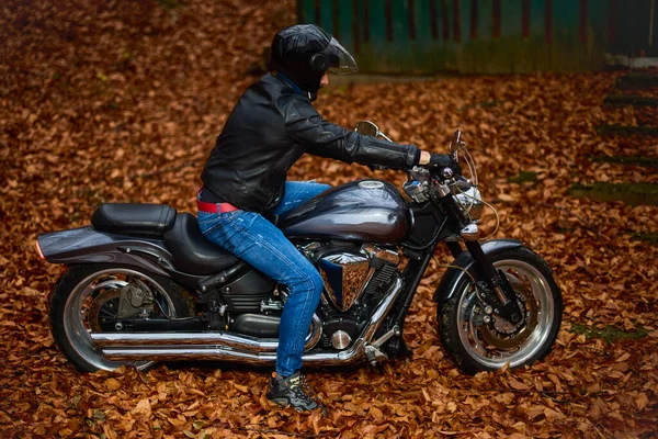 Bonito Motociclista Floresta Outono — Fotografia de Stock