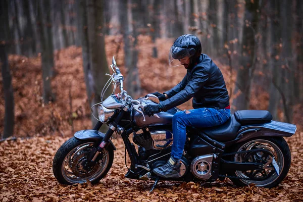 Bello Motociclista Nella Foresta Autunno — Foto Stock