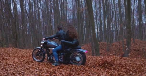 Slow Motion Side Young Caucasian Couple Riding Motorcycle Beautiful Country — Αρχείο Βίντεο