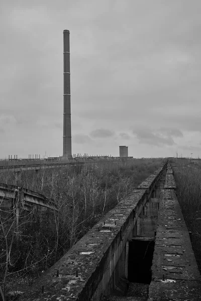 Industrieel Landschap Met Een Raffinaderij Vervuilende Industrie Industriële Ruïnes — Stockfoto