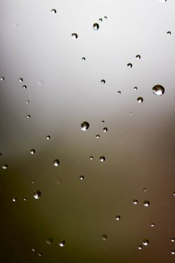 Üzerinde su damlaları olan bir bardağın dokusu.