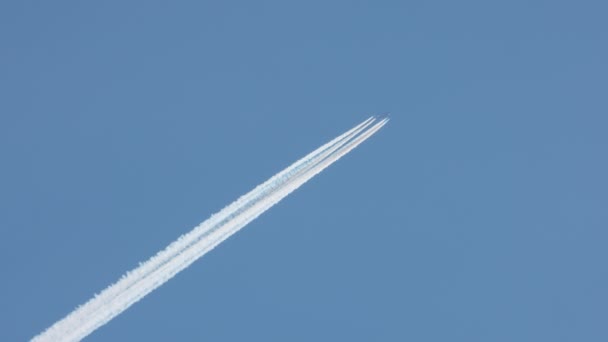 青い空に飛行機が目印を残して — ストック動画