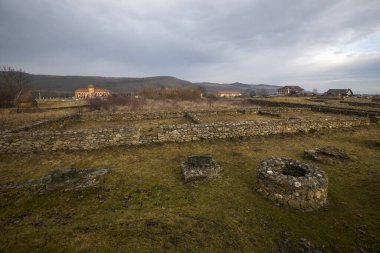 Hunedoara, Romanya, Ocak 08-2022. Yılın Roma kalesi Ulpia Traiana Sarmizegetusa 'nın kalıntıları. 108-110.