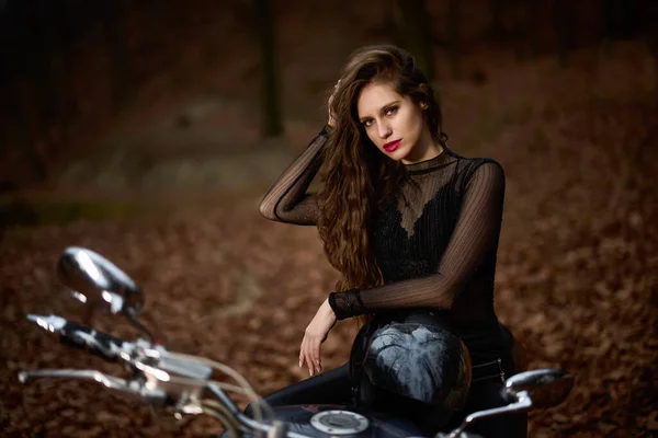 Beautiful Long Haired Woman Motorcycle Autumn Forest — ストック写真