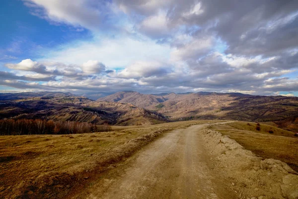 罗马尼亚喀尔巴阡山脉秋末的山地景观 — 图库照片
