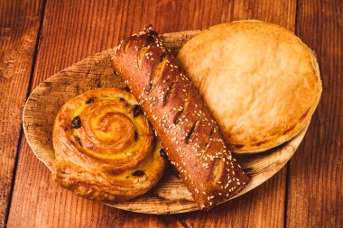 Tahta masadaki hamur işleri.