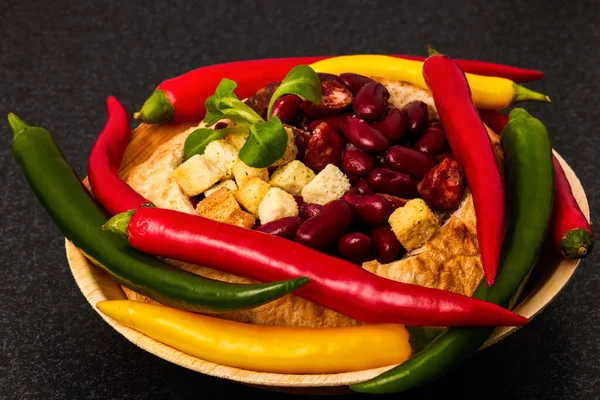 Gebackene Bohnenschale Brotkruste Mexikanische Küche Mit Roten Bohnen Paprika Würstchen — Stockfoto