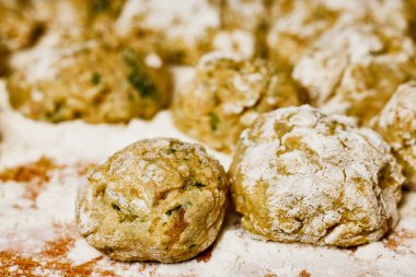 Köfteler odun öğütücüsünde pişirilmeye hazır.