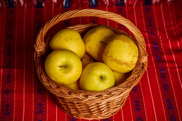 Masada bir sepet altın elma.